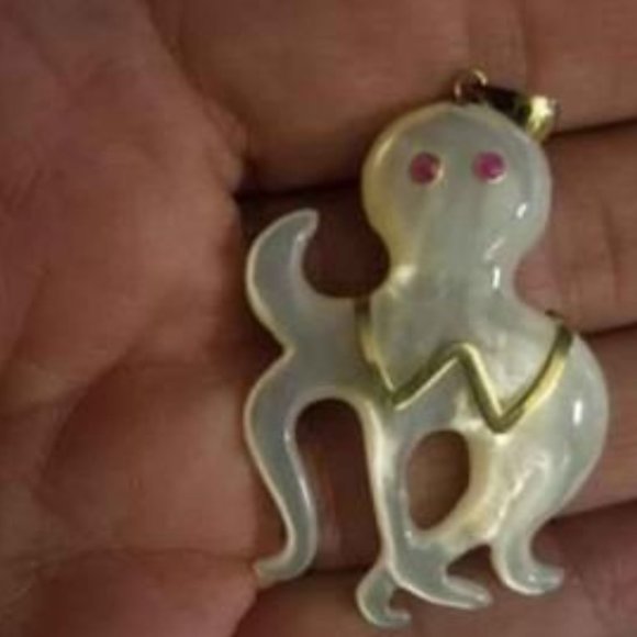 Mother of Pearl Octopus Pendant w/14K detail & Ruby eyes - Picture 5 of 6